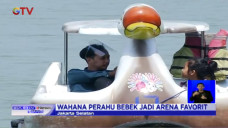 Menikmati Wahana Perahu...