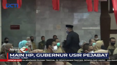 Sibuk Main Ponsel, Seorang...