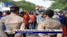 Buruh Blokir Pintu Tol...