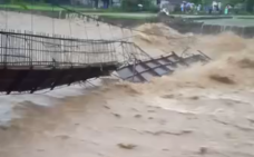 Sungai Cibera Meluap,...