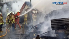 Lapak Barang Bekas Terbakar,...