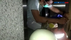 2 Pengunjung Optik Terjebak...
