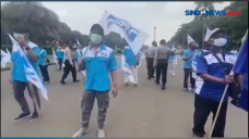 Buruh Unjuk Rasa di...