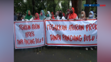 Ratusan Massa Demo di...