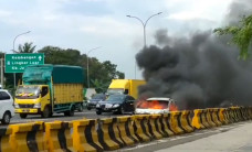 Mobil Minibus Terbakar...