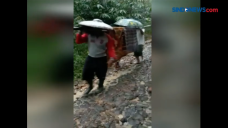 Warga Tandu Ibu Hamil...