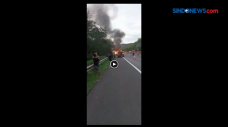 Sebuah Minibus Terbakar...