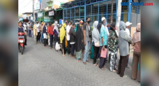 Antrean Panjang Warga...