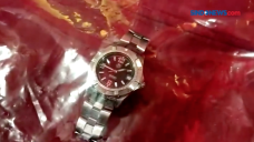 8 Jam Tangan Senilai...