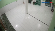 Tak Bisa Berenang, Pencuri...