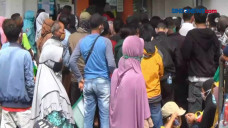 Warga Berkerumun Untuk...