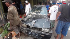 Sebuah Mobil Sedan Ringsek...