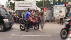 Aksi Nekat Para Pelanggar...