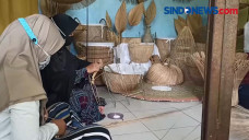 Ibu-Ibu Sulap Lidi Nipah...
