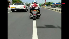 Warga Gendong Jenazah...
