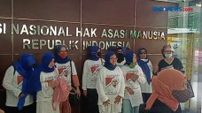 Belasan Emak-Emak Berkaos...