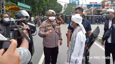 Membandel, Brimob Pukul...