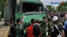 Bus Tabrak Truk Pengangkut...