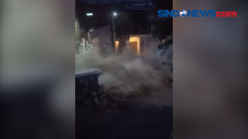 Tanggul Jebol, Jalan...