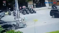 Mobil Tabrak Gerobak...