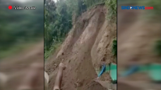 Tebing15 Meter Longsor,...