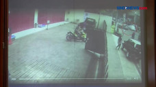 Sengaja Serempet Mobil...