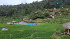 Unik, Kolam Renang Biru...