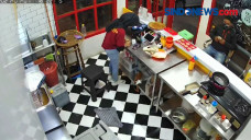 Video CCTV, Karyawan...