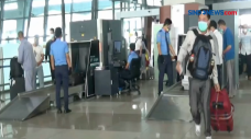 Petugas Aviation Security...