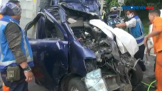 Mobil Boks Tabrak Truk...