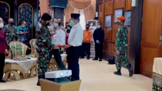 Panglima TNI Serahkan...