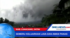 Gunung Semeru Keluarkan...