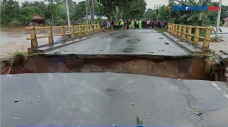 Jembatan Runtuh Akibat...