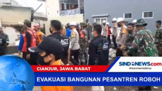Petugas Gabungan Mengevakuasi...