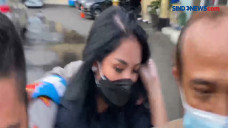 Penyanyi Nindy Ayunda...