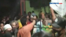 Puluhan Warga Ambil...