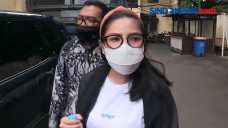 Penyanyi Nindy Ayunda...