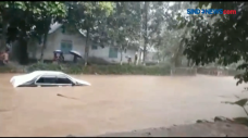 2 Mobil Hanyut Akibat...
