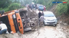 Detik-Detik Mobil Terbalik...