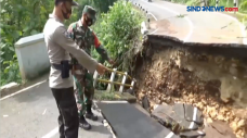 Tidak Kuat Menahan Arus...