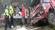 Truk Tabrak Pagar Balai...