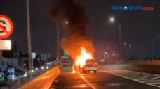 Mobil Terbakar di Tol...