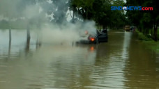 Mobil Terbakar di Tengah...