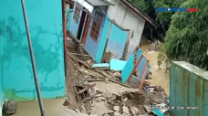 Rumah Rusak Parah Diterjang...