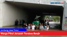 Warga Pikul Jenazah...