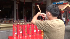 Ibadah Imlek di Vihara...
