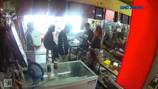 Biduan Cantik Curi Ponsel,...