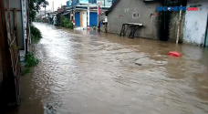 Banjir Terjang Perumahan...