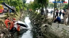 Video Mobil Terjun ke...