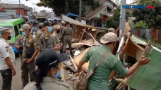 Berdiri di Atas Lahan...